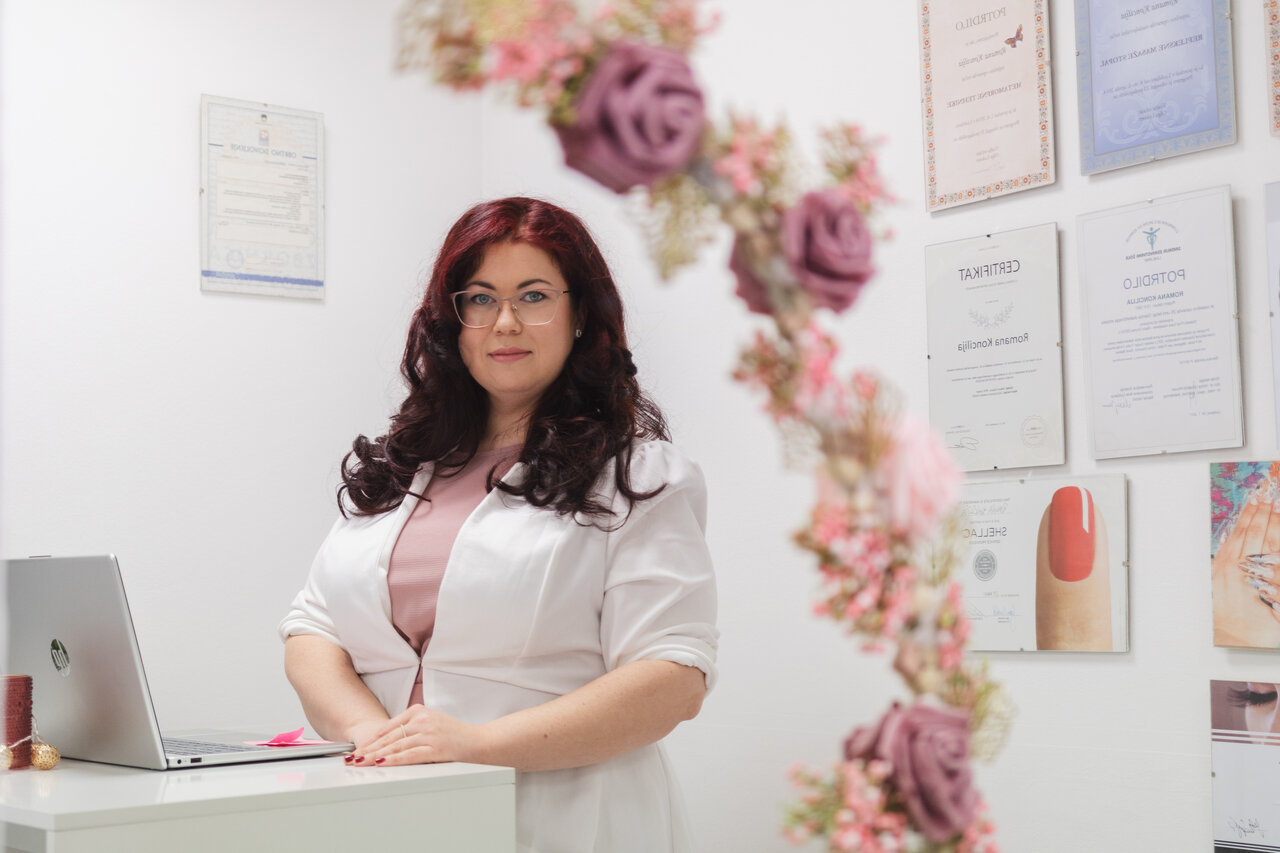Romana v kozmetičnem salonu Mengeš — strokovna kozmetična nega, masaže in celostne obravnave